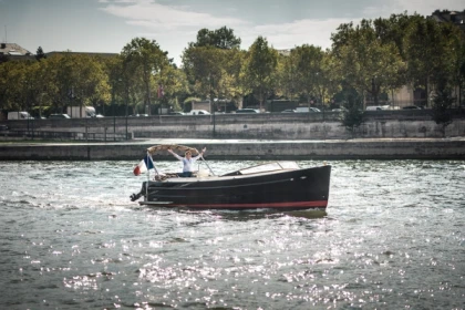 Private cruise with champagne from Louvre Museum aboard Sam - Exploregion