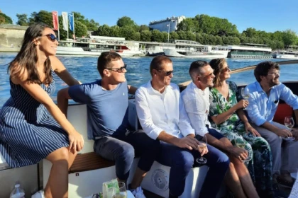 Private cruise with champagne from Louvre Museum aboard Sam - Exploregion