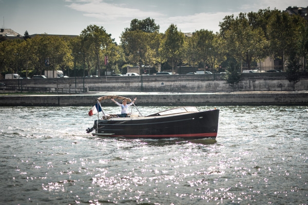 Private cruise with champagne from Louvre Museum - Exploregion