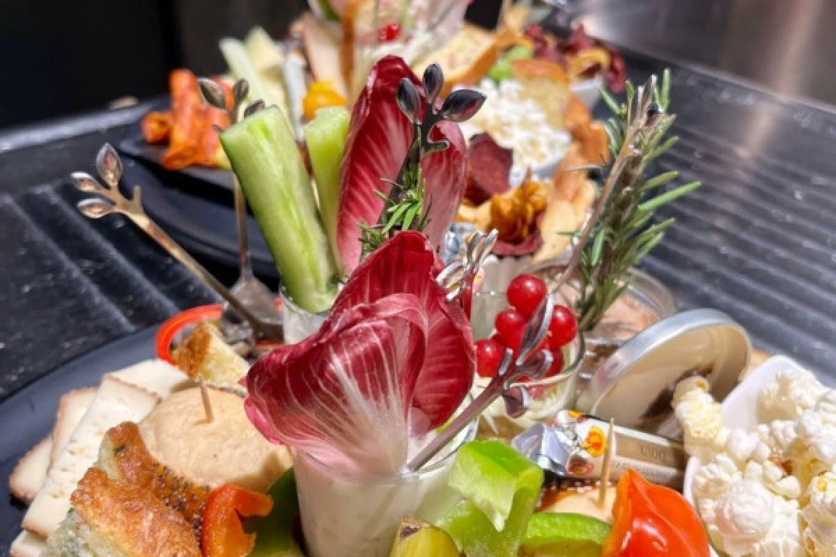 Immersive cellar tour, tasting and board meal - Exploregion