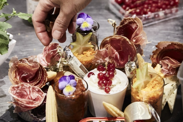 Immersive cellar tour, tasting and board meal - Exploregion